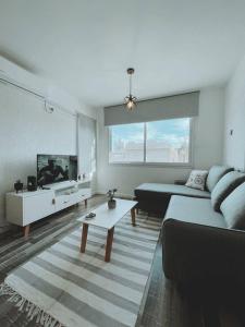 un soggiorno con un divano e una TV di Duplex Terrada a Bahía Blanca Altre 22 foto