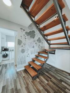 una scala in una casa con disegni sul muro di Duplex Terrada a Bahía Blanca