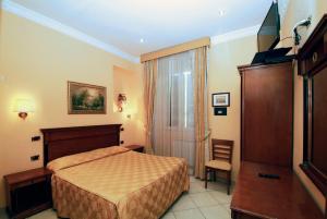 Un pat sau paturi într-o cameră la Hotel Meridiana