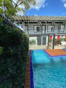 uma piscina em frente a uma casa em Living Hotel Morumbi em São Paulo