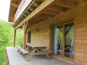 stół piknikowy na ganku domku w obiekcie Magnificent wooden chalet with sauna w mieście Ventron