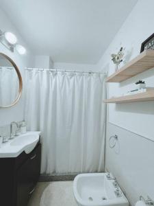 bagno con lavandino e tenda da doccia bianca di Duplex Terrada a Bahía Blanca