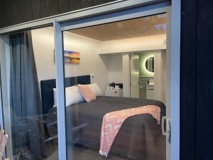 Un pat sau paturi într-o cameră la Clever Cube - Amazing Alpine Studio Unit