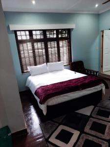 Tempat tidur dalam kamar di Luvuyos Guest House Pmb