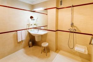 A bathroom at Gran Hotel de Ferrol