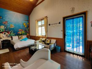 Postel nebo postele na pokoji v ubytování Fish House 宜蘭獨棟別墅 戲水池 生態DIY 安農溪自行車