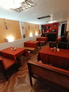 キトにあるHotel Andinoの赤いテーブルと椅子が備わるレストラン