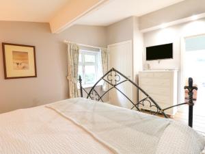 um quarto com uma cama e uma televisão em Hen House View em Rugeley