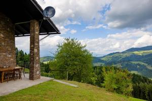 uma varanda de uma casa com vista para as montanhas em Ferienhaus Birker em Kleinfeistritz