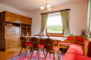 ein Esszimmer mit einem Tisch, Stühlen und einem Fenster in der Unterkunft Ferienhaus Birker in Kleinfeistritz