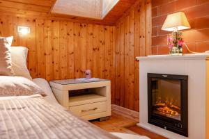 ein Schlafzimmer mit einem Kamin, einem Bett und einem Kamin in der Unterkunft Ferienhaus Birker in Kleinfeistritz