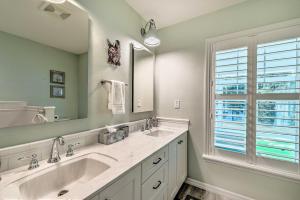 a bathroom with two sinks and a large mirror at Rainbow River Home with Private Kayak Dock in Dunnellon +29 photos