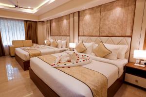 - une chambre d'hôtel avec 2 lits avec des bougies dans l'établissement Krishnavalsam Regency, à Guruvāyūr