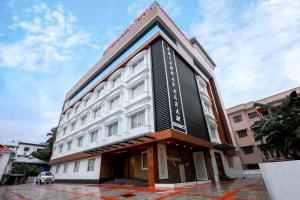 古鲁瓦尤尔Krishnavalsam Regency的白色和黑色外墙的建筑