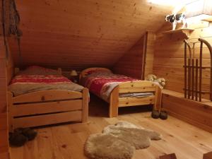 1 dormitorio con 2 camas en una cabaña de madera en Chalet Les Vosgiennes, en Le Valtin