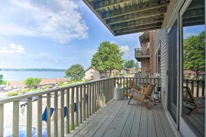 Balkón nebo terasa v ubytování Lakefront Dewittville Condo with Private Deck!