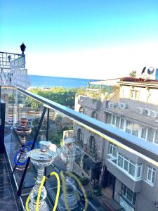 Elle offre une vue sur un balcon d'un bâtiment. dans l'établissement La Petite Maison Hotel, à Istanbul