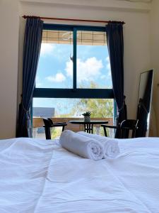 سرير أو أسرّة في غرفة في Azumaya guest house