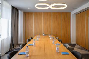 Бизнес-центр и/или конференц-зал в Holiday Inn Express - Almaty by IHG