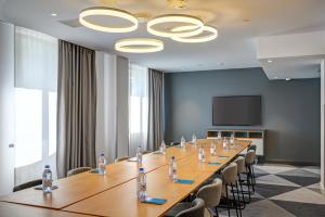 Бизнес-центр и/или конференц-зал в Holiday Inn Express - Almaty by IHG