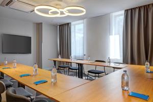 Бизнес-центр и/или конференц-зал в Holiday Inn Express - Almaty by IHG