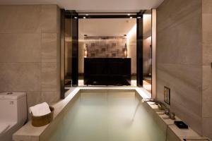 Koupelna v ubytování JBG Hotspring Resort Hotel + 37 fotografií