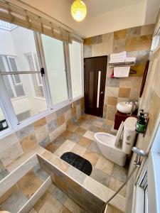 宜蘭市的住宿－宜蘭包棟松悅民宿(原聲原影卡拉OK)，带淋浴、卫生间和盥洗盆的浴室