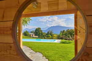 vista sulla piscina vista attraverso una finestra circolare di Hotel Balm a Lucerna