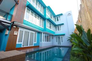 um prédio com uma piscina na frente em Lacrissa Bali em Kerobokan