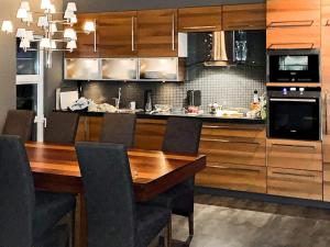 Cucina o angolo cottura di Four-Bedroom Holiday home in Inndyr 2