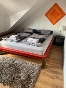 a bed with a red frame in a room at schönes Apartment mit Dachterrasse in Oldenburg