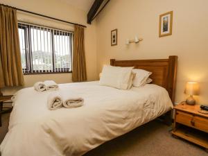 En eller flere senge i et værelse på Heather Cottage