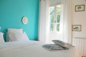 Ein Bett oder Betten in einem Zimmer der Unterkunft Au Petit Bernerot - Les gîtes de l'Arbre Voyageur