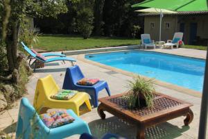 Der Swimmingpool an oder in der Nähe von Au Petit Bernerot - Les gîtes de l'Arbre Voyageur