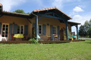 uma casa com um gazebo no quintal em Au Petit Bernerot - Les gîtes de l'Arbre Voyageur em Eauze