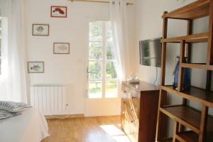 Ein Bett oder Betten in einem Zimmer der Unterkunft Au Petit Bernerot - Les gîtes de l'Arbre Voyageur