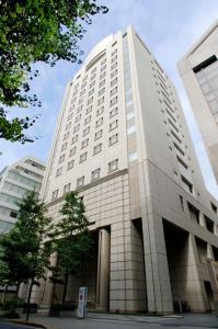 a large white building with trees in front of it at ホテルルポール麹町 in Tokyo