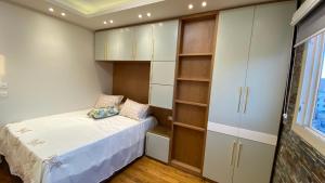 Royal Luxury Apartment with Gorgeous Sea View tesisinde bir odada yatak veya yataklar
