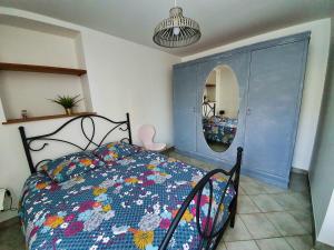 - une chambre avec un lit et un mur bleu dans l'établissement Idéalement situé, spacieux et agréable, parking gratuit et classé 3 étoiles, à Mende
