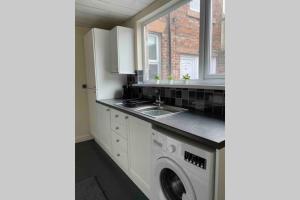 Kitchen o kitchenette sa Town centre stay Northumberland FREE WIFI AND CLOSE TO BEACH