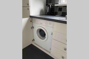 een keuken met een wasmachine bij Town centre stay Northumberland FREE WIFI AND CLOSE TO BEACH in Blythe