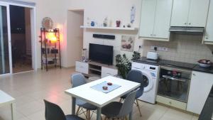 Kuchyň nebo kuchyňský kout v ubytování Xylophagou Larnaca Ayia Napa 1 bedroom apartment + 45 fotografií