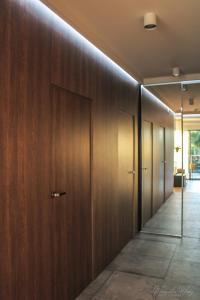 korytarz z drewnianymi ścianami i drzwiami w obiekcie D Apartments Centrum Jurowiecka III w mieście Białystok