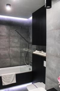 łazienka z prysznicem, toaletą i wanną w obiekcie D Apartments Centrum Jurowiecka III w mieście Białystok +13 zdjęć