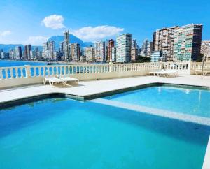 basen z widokiem na miasto w obiekcie Portofino Mar y Sal w mieście Benidorm