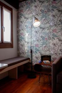 une chambre avec une lampe et une table avec une chaise dans l'établissement Ca' della Scimmia - Rialto Bridge, Venice, à Venise