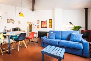 uma sala de estar com um sofá azul e uma mesa em Lumineux Aix Plein Centre avec Parking privé Gratuit em Aix-en-Provence