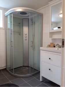 y baño con ducha y puerta de cristal. en An authentic experience in picturesque Eidfjord, en Eidfjord