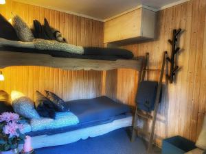 a bedroom with two bunk beds and a television at Villa Vasa Sälen Nedre lägenhet in Transtrand