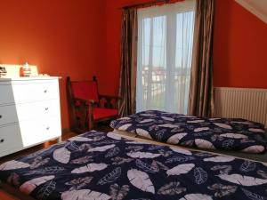 Łóżko lub łóżka w pokoju w obiekcie Apartament Mysłakowice